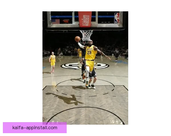 詹姆斯昨日惊艳劈扣起跳三点二米入网时速近五十公里